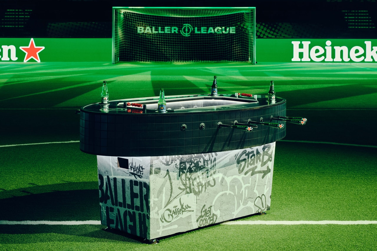 Baller League kalesinin önündeki langırt masası