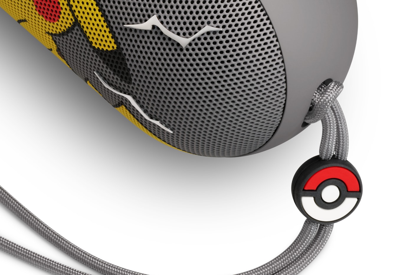 Poké Ball charm detaylı askı ipi yakın çekim