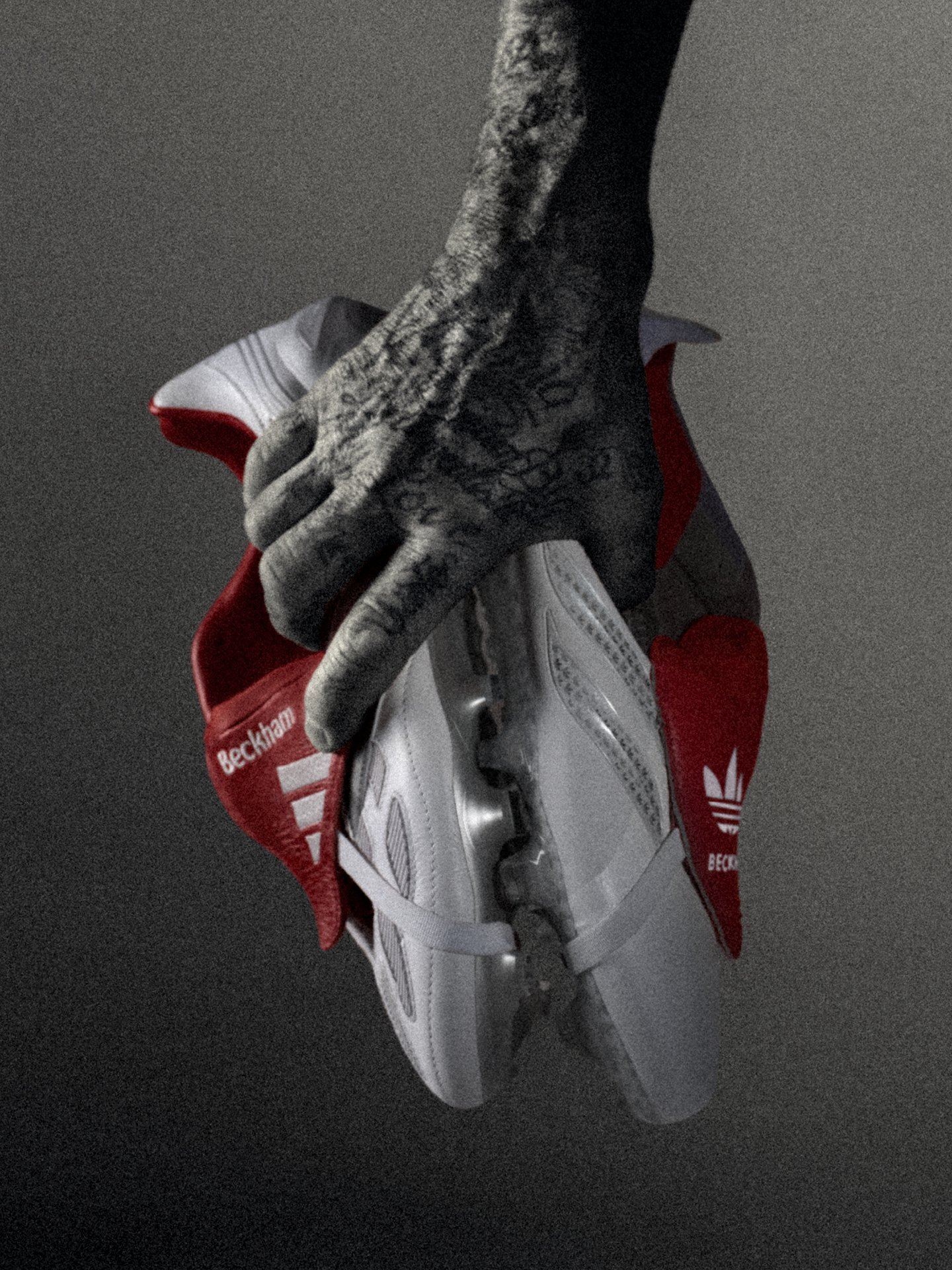 David Beckham Predator ve Predator Precision Remade kramponlarını tutan dövmeli el