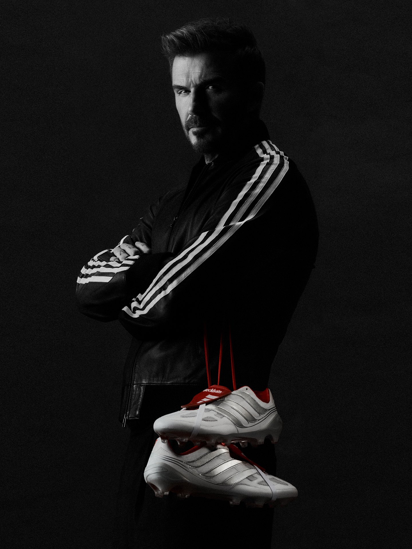 Kolları kavuşturmuş Beckham ve omzundan sarkan Predator Precision Remade