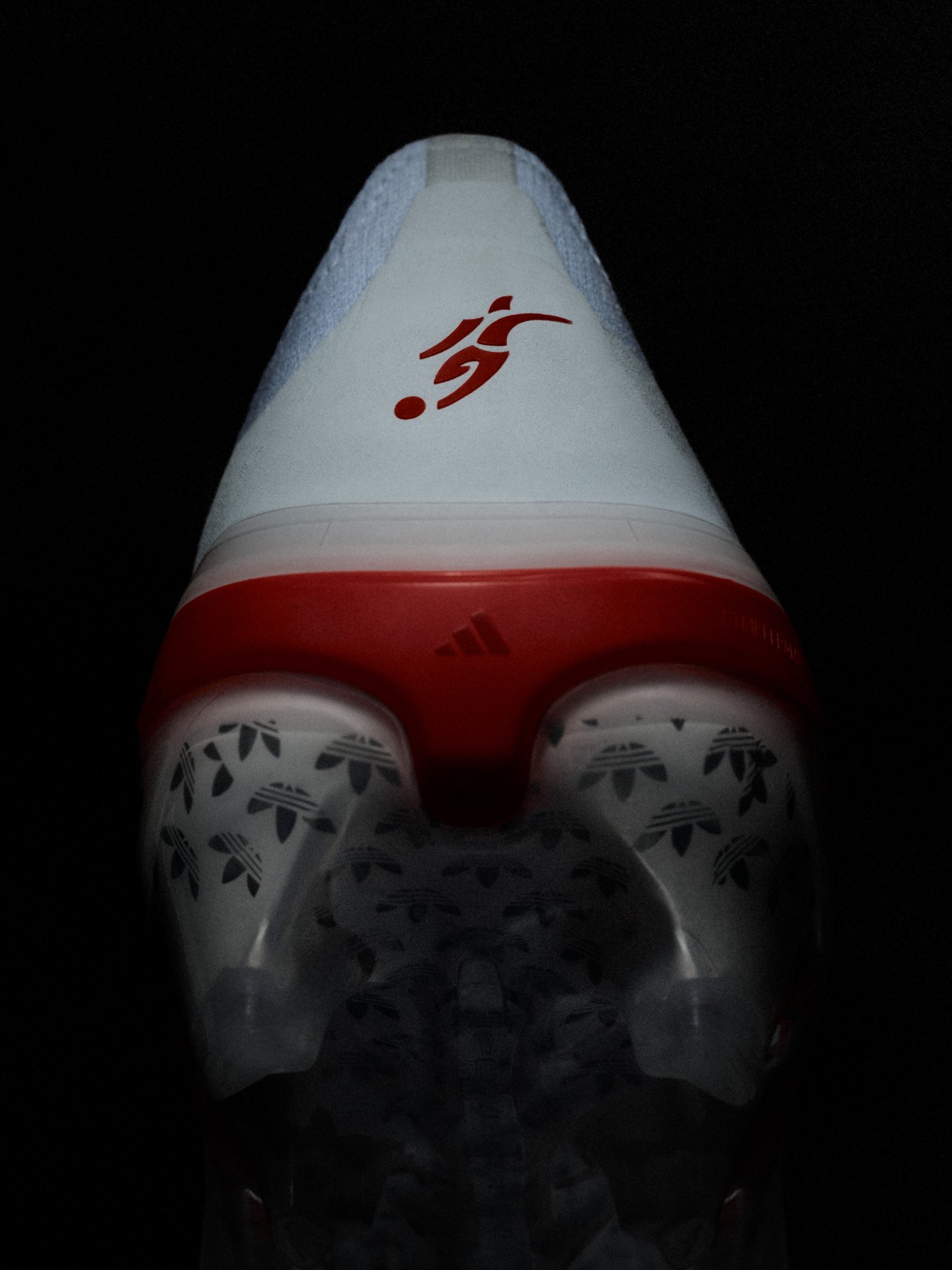 Kramponun topuğundaki kırmızı Beckham figürü ve adidas logosu