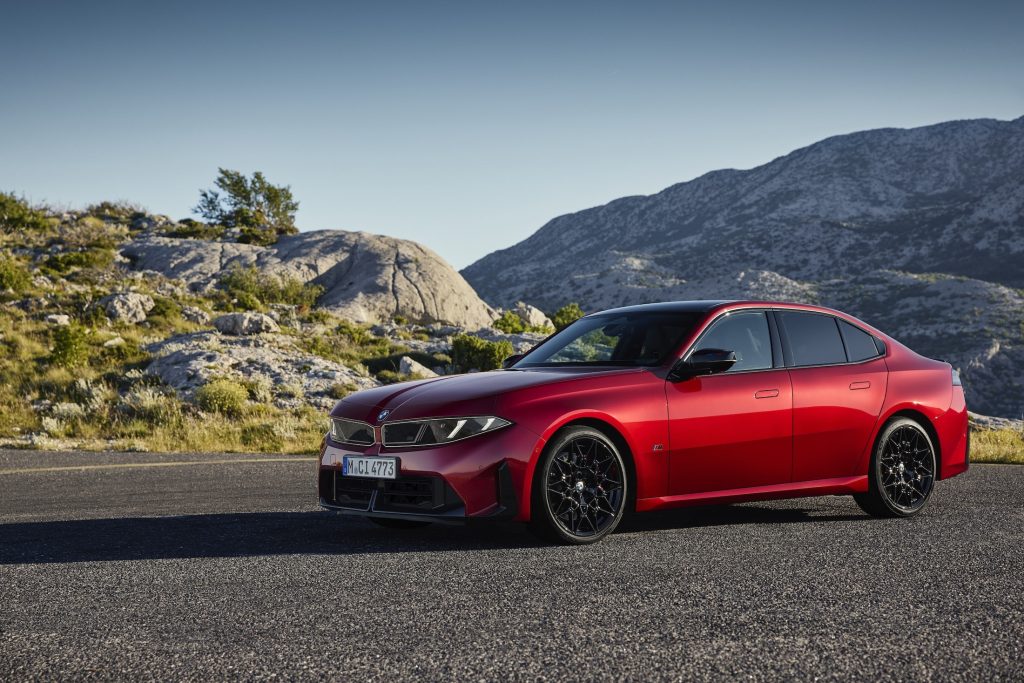 BMW 3 Serisi G50: kırmızı yeni nesil sedan kayalık bir manzara önünde