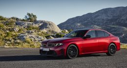 BMW 3 Serisi G50: kırmızı yeni nesil sedan kayalık bir manzara önünde