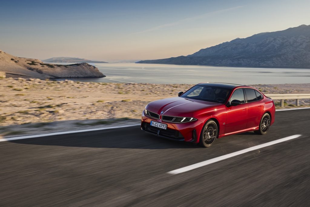 BMW 3 Serisi G50, kıyıda ön çapraz