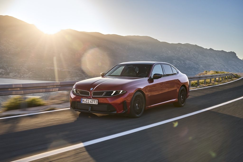 BMW 3 Serisi G50, ön çapraz, gün batımında