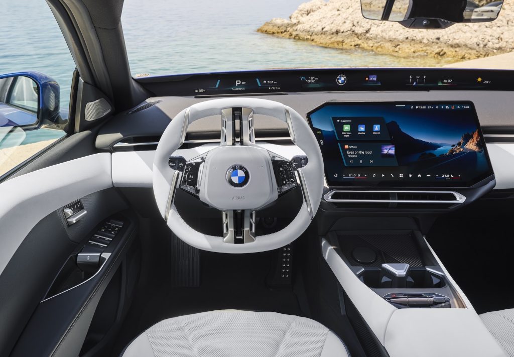 BMW 3 Serisi G50, açık renk kabin ve Panoramic iDrive ekranı