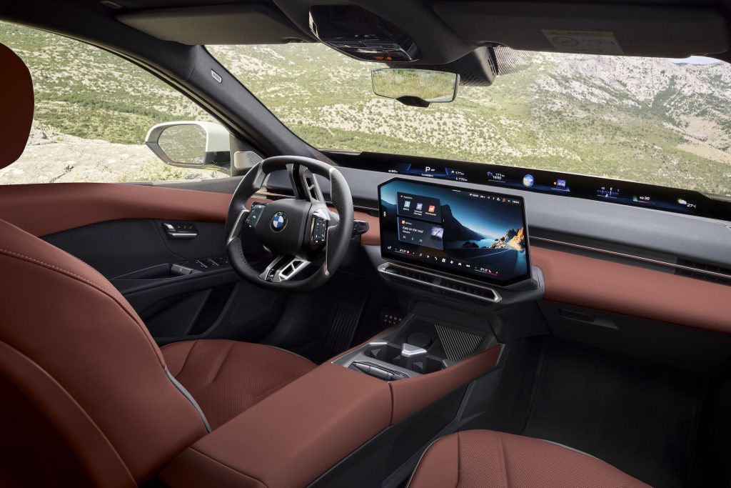 BMW 3 Serisi G50, kahverengi deri döşemeli kabin