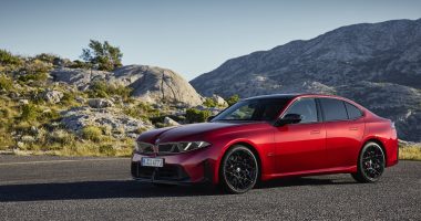 BMW 3 Serisi G50: kırmızı yeni nesil sedan kayalık bir manzara önünde