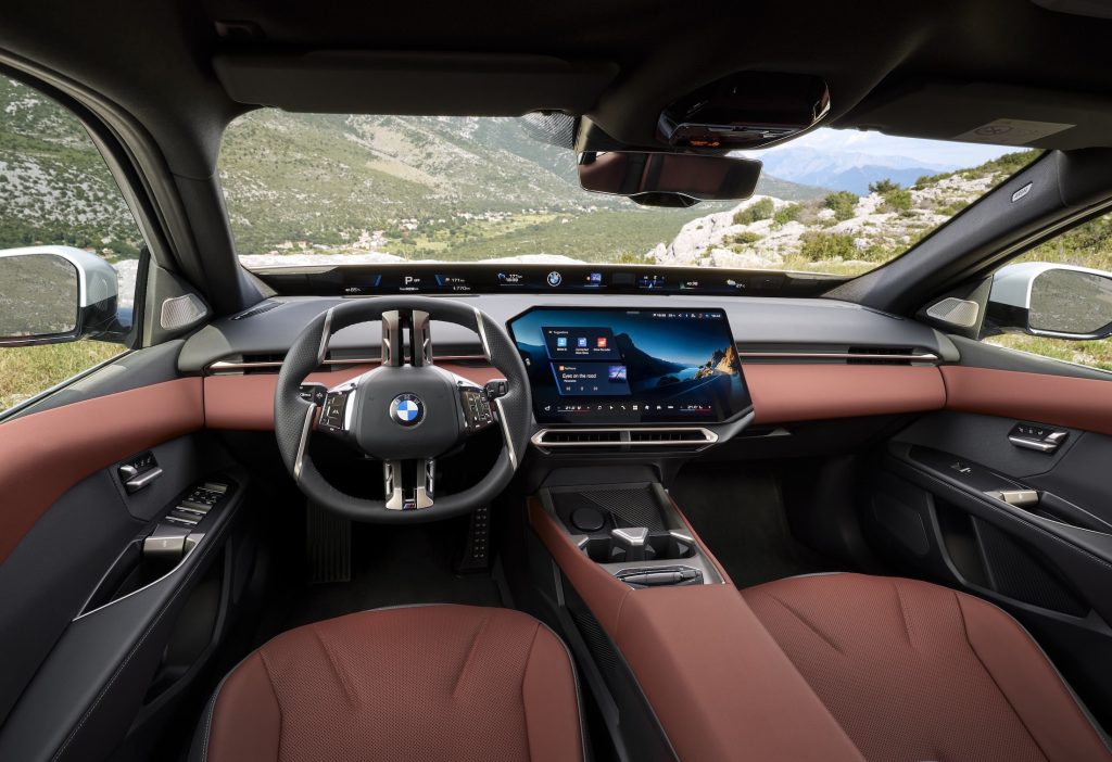 BMW 3 Serisi G50, sürücü kokpiti ve direksiyon