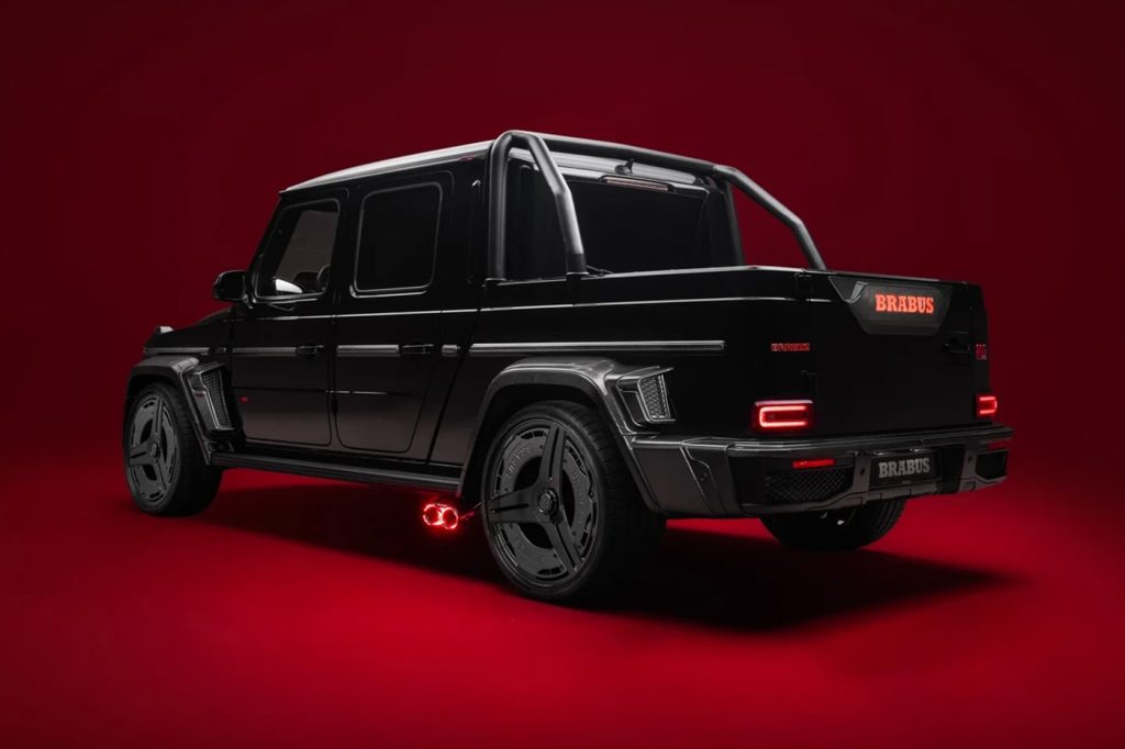 Pickup'ın arka çeyrek görünümü ve yük kasası