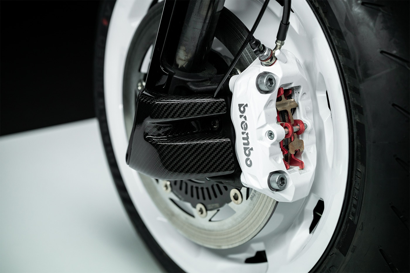 Beyaz Brembo kaliper ve beyaz jant kapağı