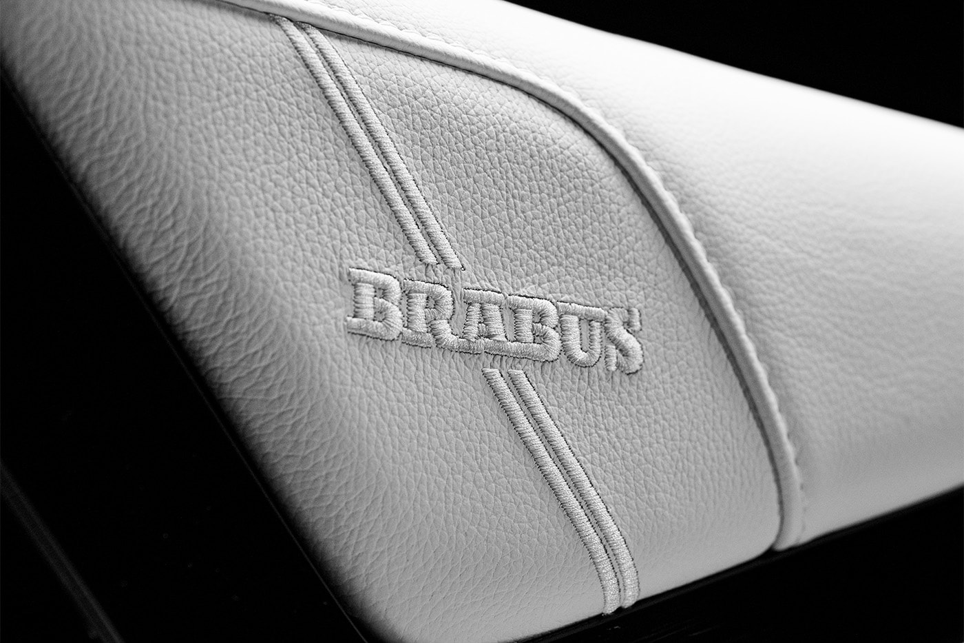 BRABUS kabartmalı beyaz deri sele