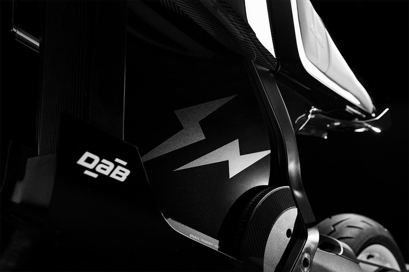 Brabus Urban E Fragment yan panelindeki DAB ve şimşek logoları