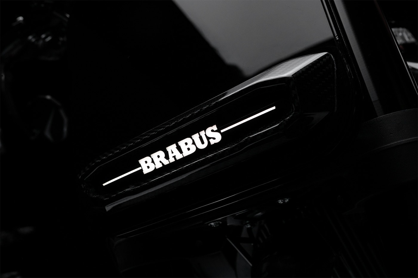 Işıklı BRABUS amblemi yakın plan