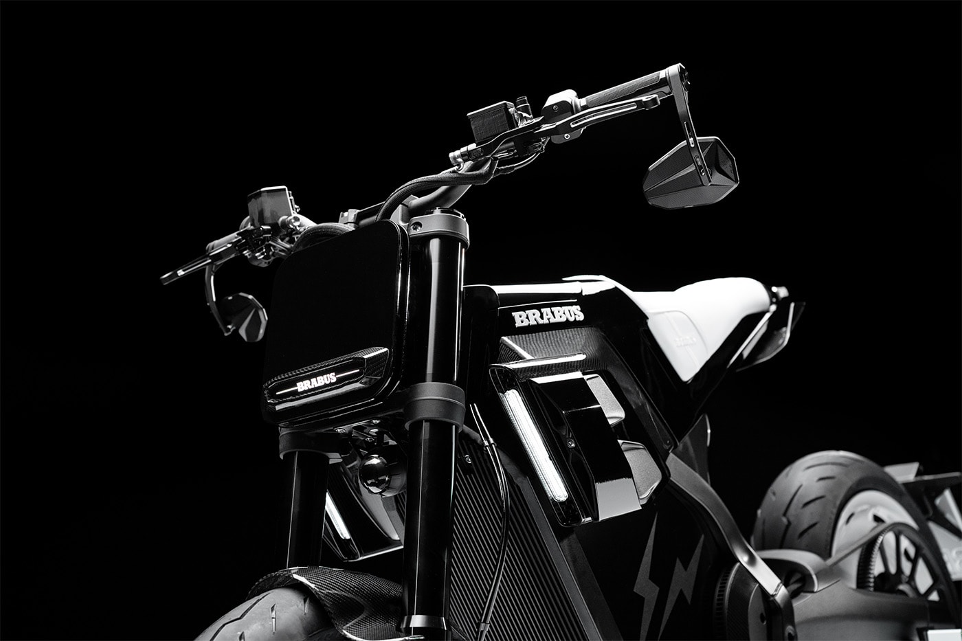 Işıklı BRABUS logosu ve supermoto gidon