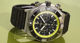 Breitling Aston Martin Valhalla programındaki limon yeşili detaylı Super Chronomat
