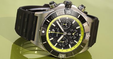 Breitling Aston Martin Valhalla programındaki limon yeşili detaylı Super Chronomat