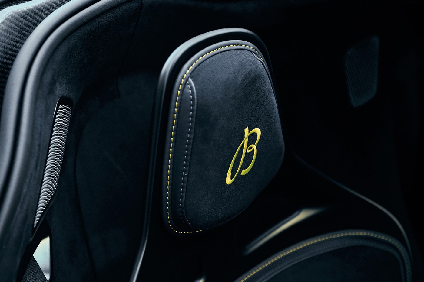 Koltuk başlığında sarı Breitling B logosu