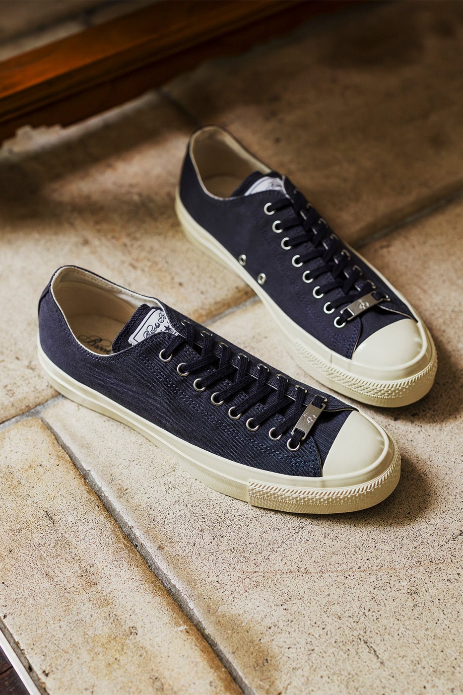Lacivert All Star Aged Ox çifti ahşap zeminde