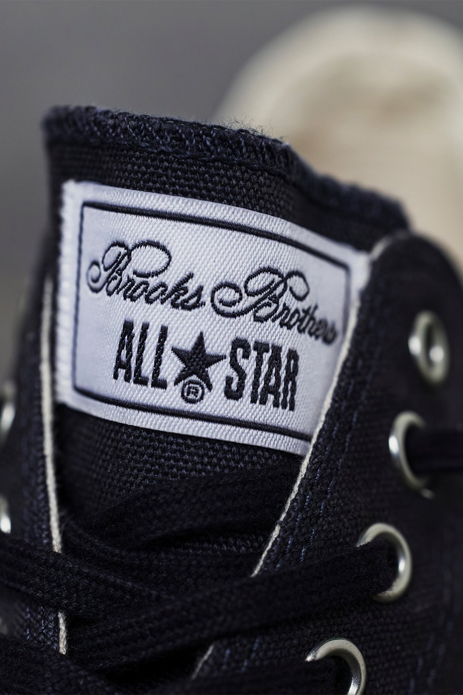 Lacivert dil etiketinde Brooks Brothers ve All Star logoları