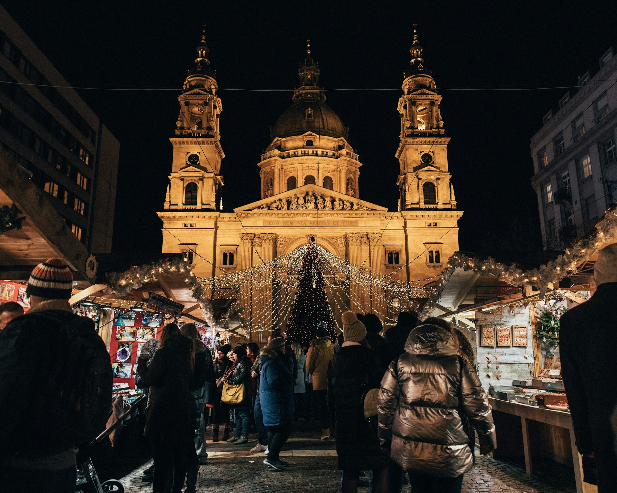 Budapeşte’de Aziz Stephen Bazilikası önündeki ışıklı Noel pazarı