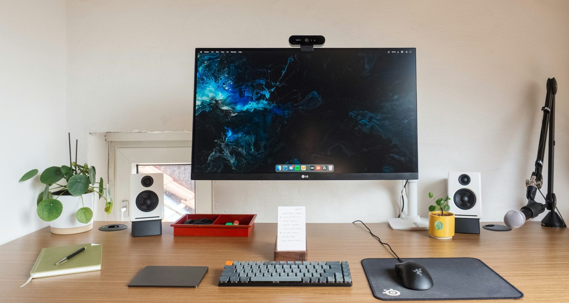 Çalışma masası setup: ahşap masada monitör, hoparlörler ve klavye