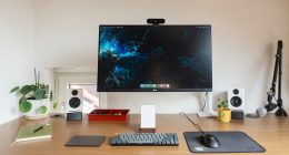 Çalışma masası setup: ahşap masada monitör, hoparlörler ve klavye
