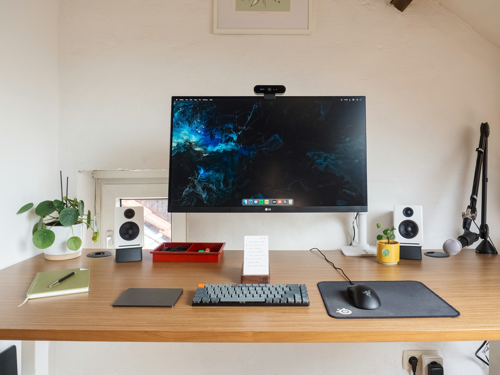 Çalışma masası setup: ahşap masada monitör, hoparlörler ve klavye