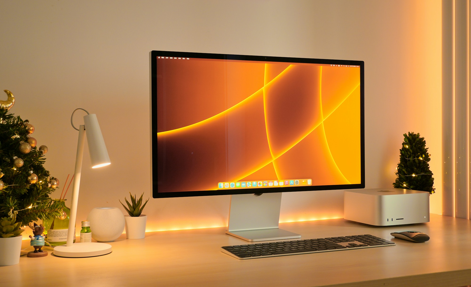 Sıcak ambiyans ışıklı çalışma masası setup örneği