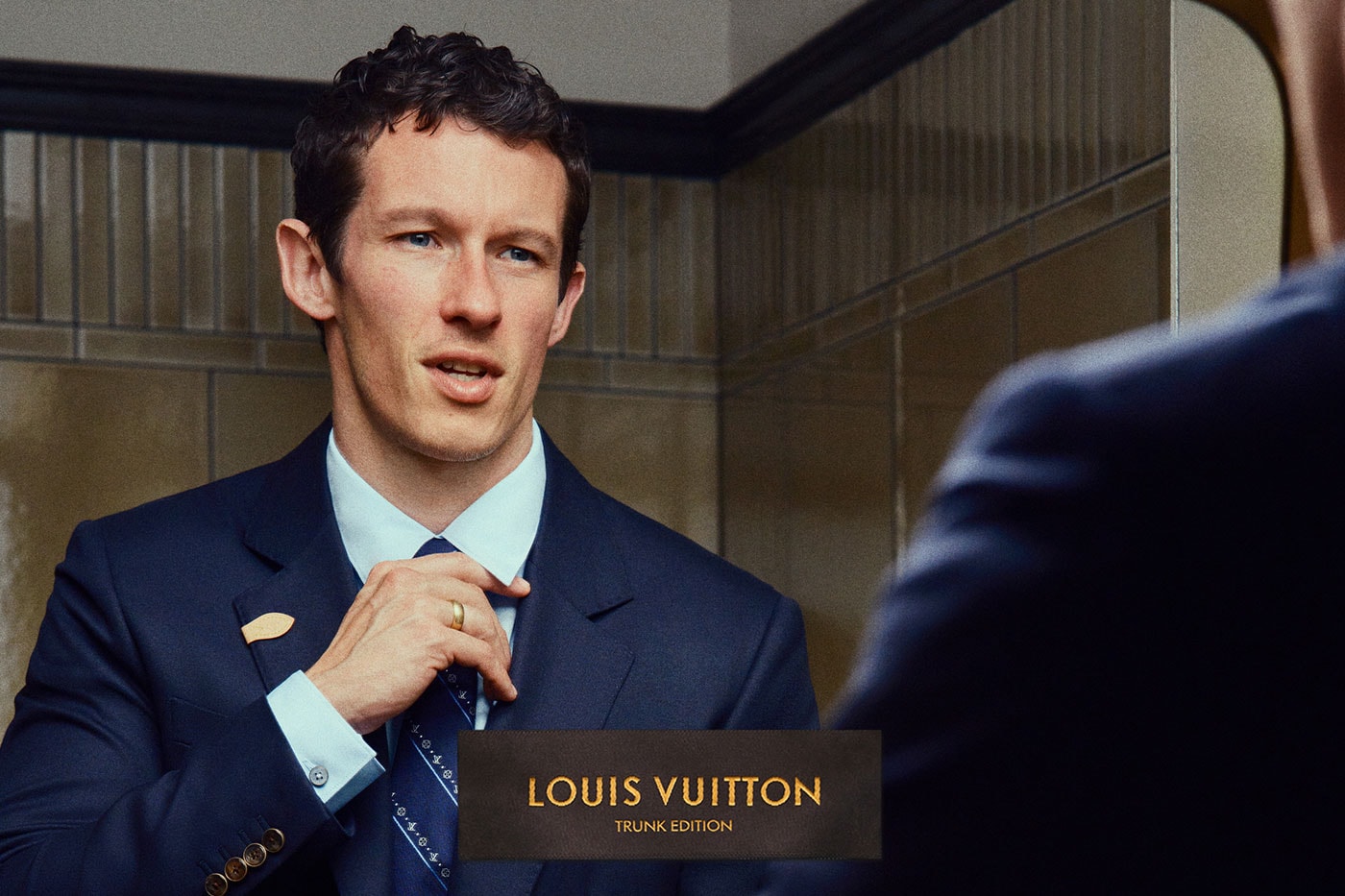 Callum Turner Louis Vuitton SS27 kampanyasında lacivert takımla