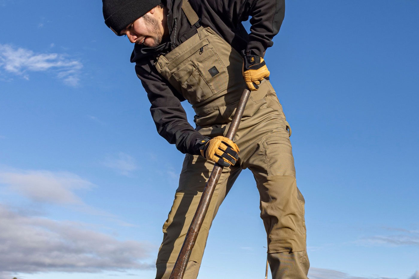 Carhartt Steel Series bahçıvan tulumu giyen işçi