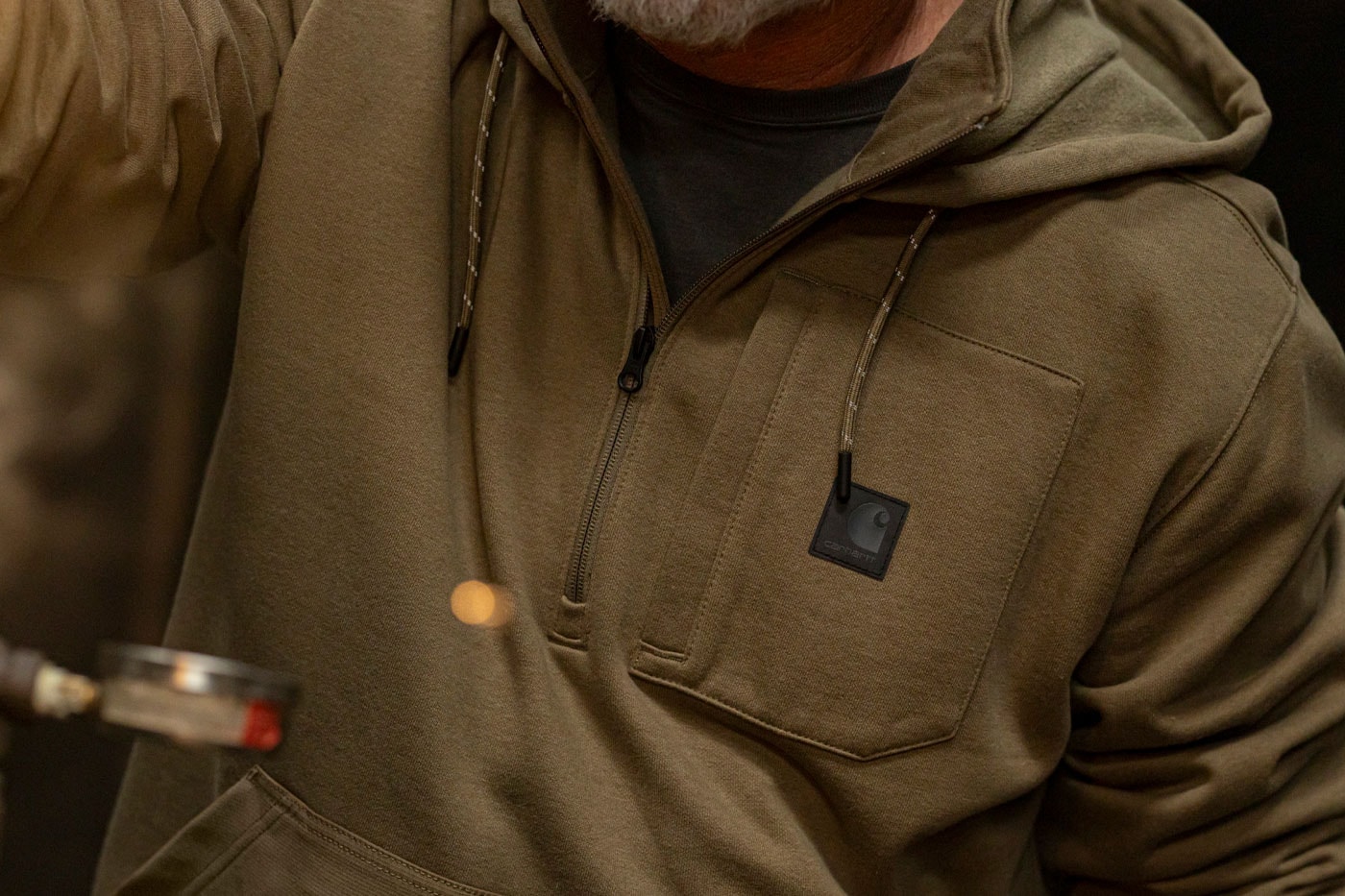 Carhartt Steel Series kahverengi kapüşonlu üstle taşlama yapan usta