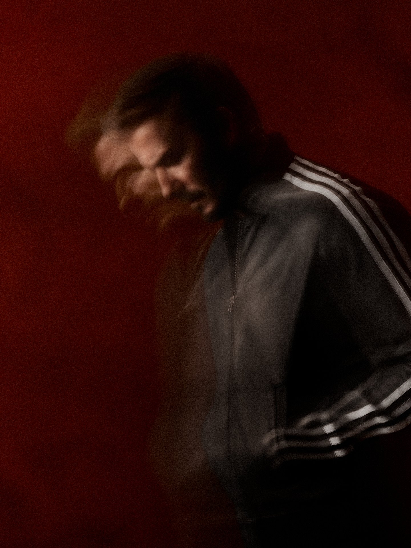 adidas kampanyası için kırmızı fonda çekilen Beckham portresi