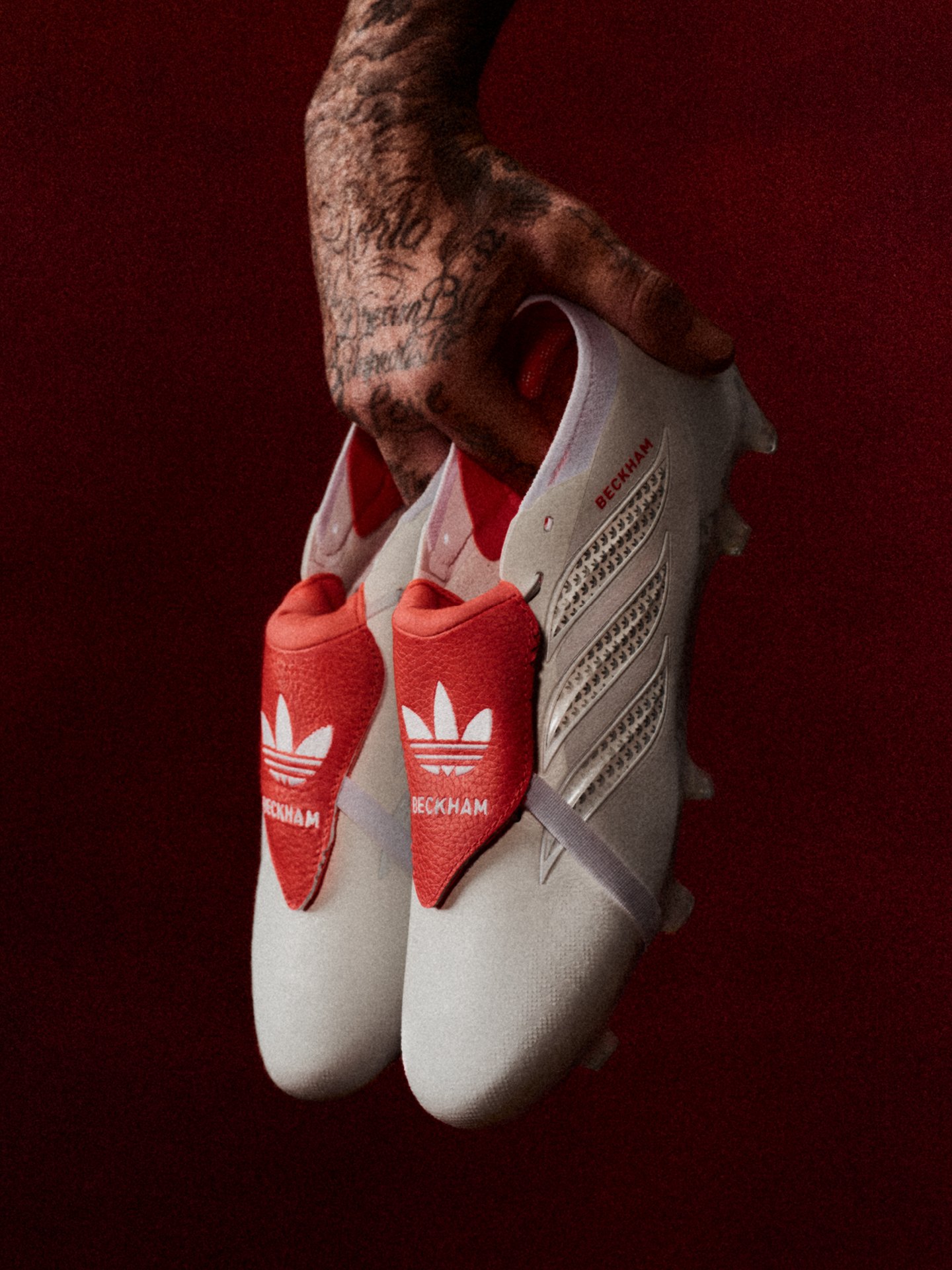 David Beckham Predator kramponunun Trefoil logolu kırmızı dili