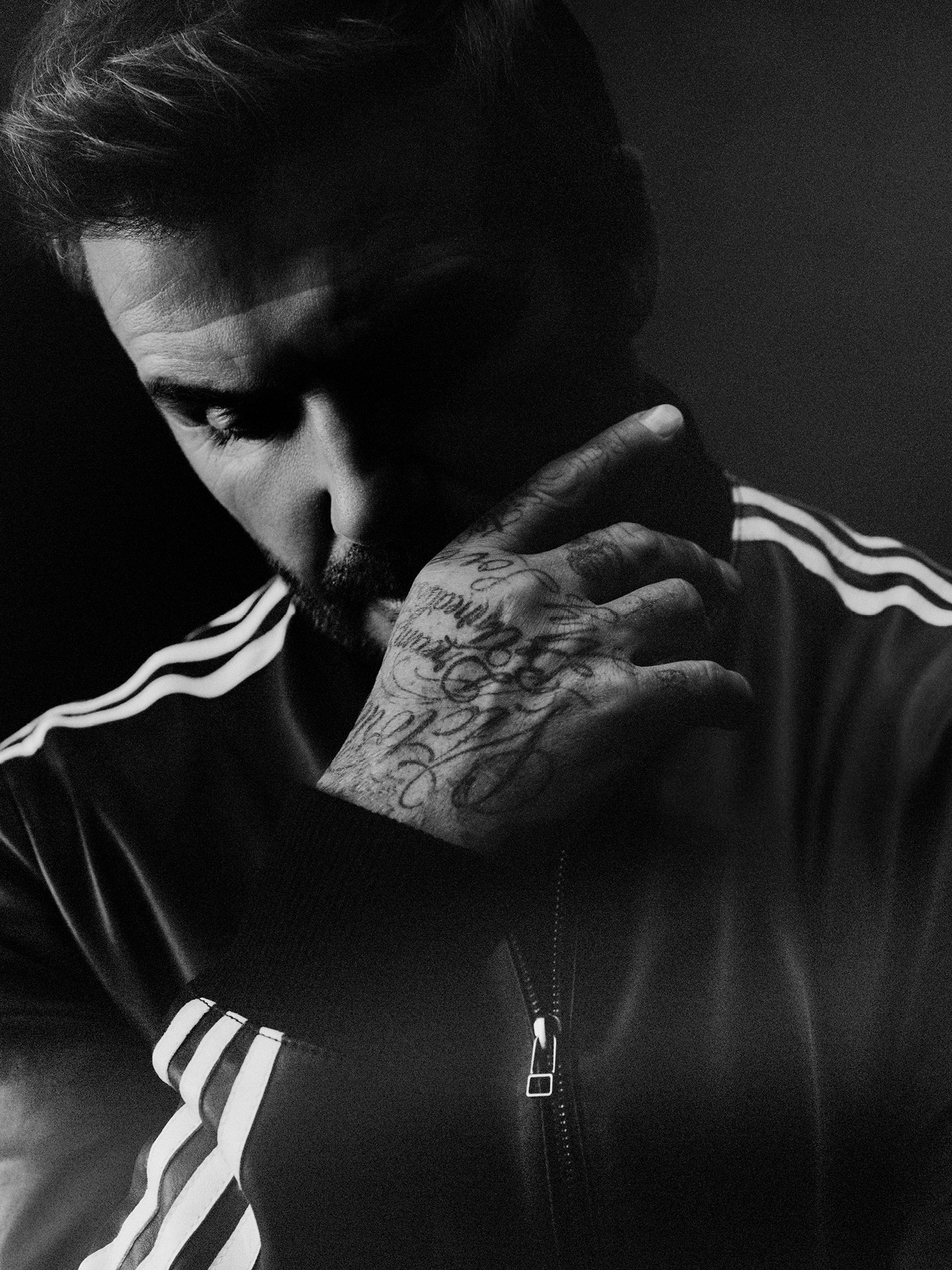 Dövmeli eliyle poz veren David Beckham’ın siyah-beyaz portresi