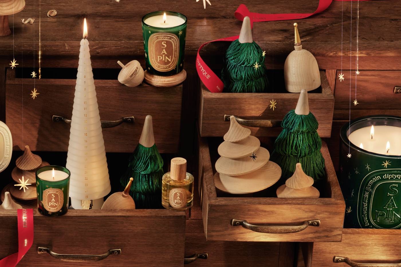 Çam ağacı şeklindeki Advent mumu ve küçük mumlar
