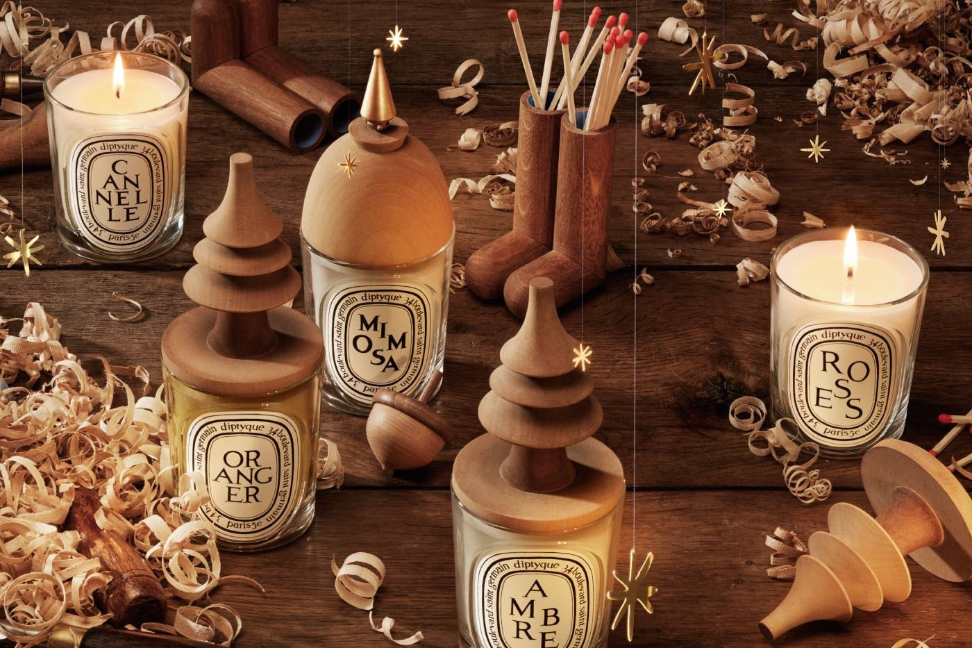 Talaşlar arasında Diptyque mumları ve ahşap objeler