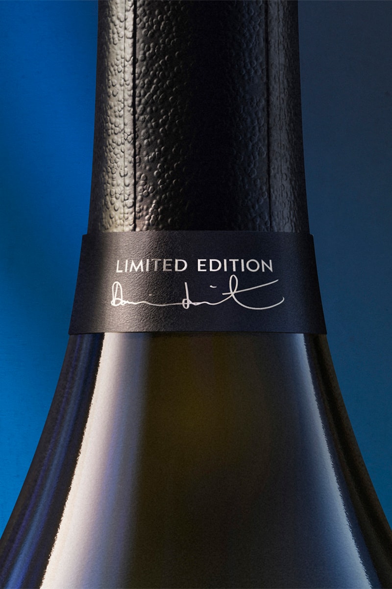 Boyundaki Limited Edition yazısı ve Damien Hirst imzası