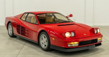 Drake Ferrari Testarossa Monospecchio önden üç çeyrek görünüm
