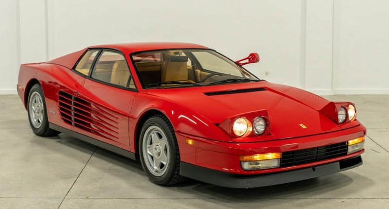 Drake Ferrari Testarossa Monospecchio önden üç çeyrek görünüm