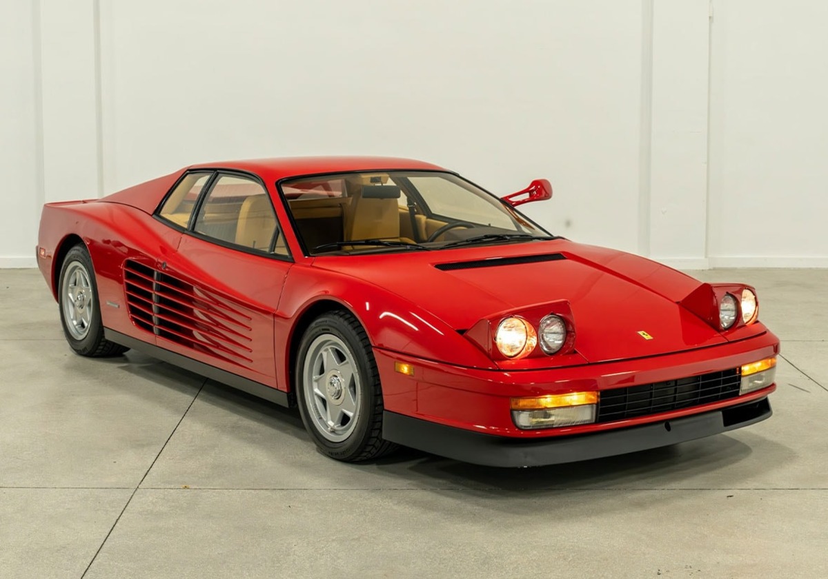 Drake Ferrari Testarossa Monospecchio önden üç çeyrek görünüm