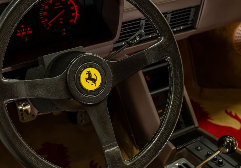 Drake Ferrari Testarossa direksiyonu ve Ferrari logosu