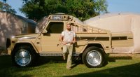 Drake G-Class Safari Edition önünde poz veriyor