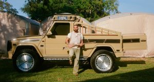 Drake G-Class Safari Edition önünde poz veriyor