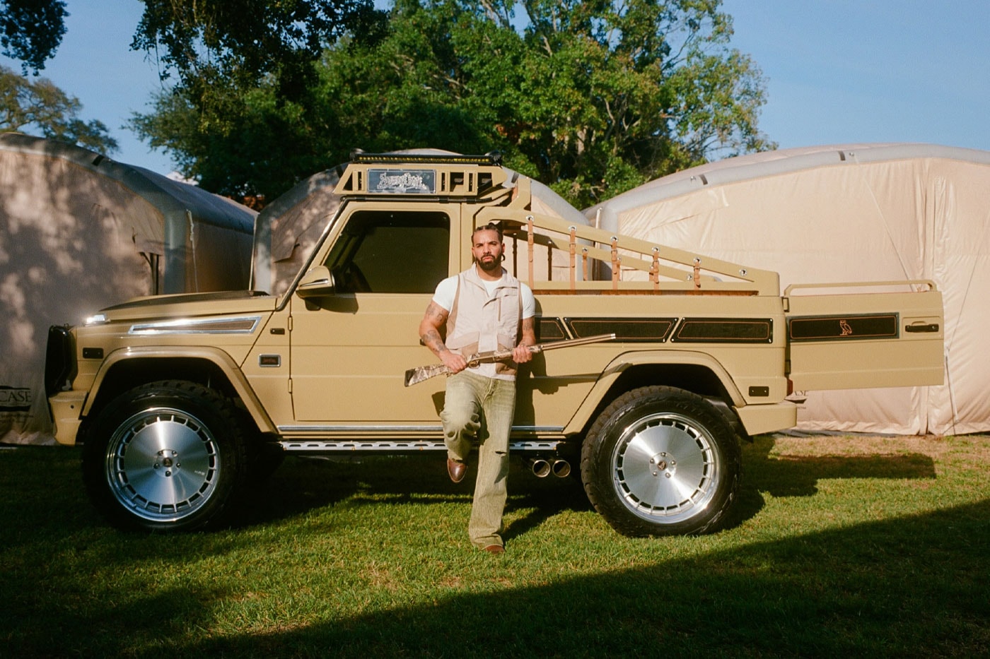 Drake G-Class Safari Edition önünde poz veriyor