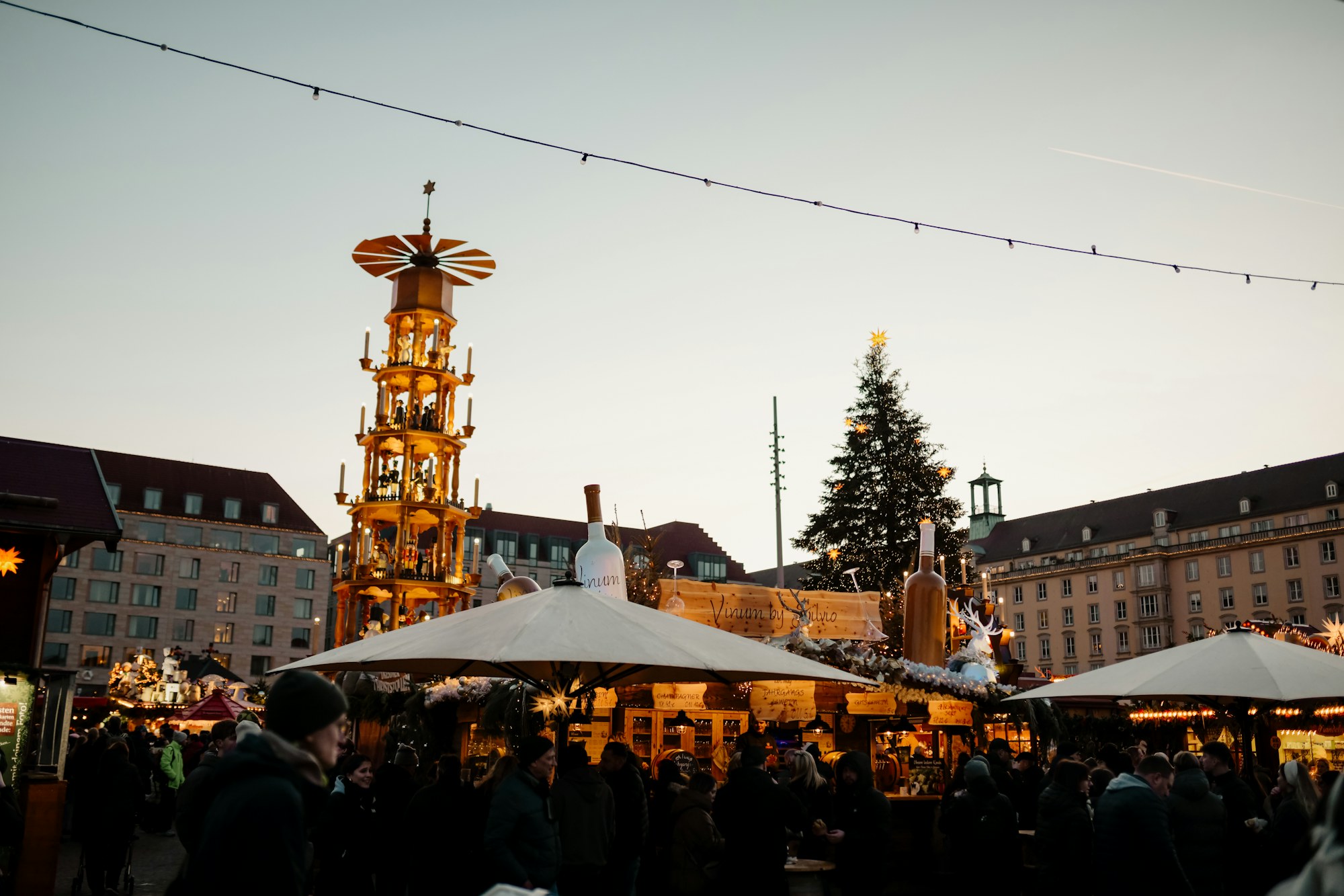 Avrupa Noel pazarlarının en eskilerinden Dresden Striezelmarkt’ta Noel piramidi