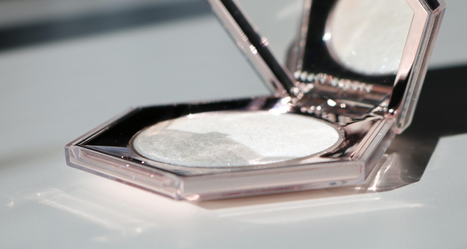 Açık duran altıgen kutulu Fenty Beauty aydınlatıcısı