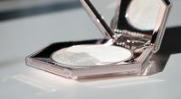 Açık duran altıgen kutulu Fenty Beauty aydınlatıcısı