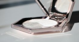 Açık duran altıgen kutulu Fenty Beauty aydınlatıcısı