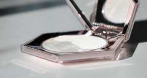 Açık duran altıgen kutulu Fenty Beauty aydınlatıcısı
